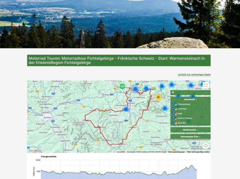 Eine malerische Ansicht einer bewaldeten Berglandschaft unter blauem Himmel wird über einer Karte mit einer eingezeichneten Motorradfahren-Tour-Route und einer Höhenprofilkarte für die Region Fichtelgebirge in Deutschland gezeigt.