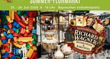 Plakat für den Bayreuther Flohmarkt mit bunten Legosteinen, antiken Vasen und einem Schild, das auf eine Richard-Wagner-Antiquitäten- und Raritätenabteilung hinweist. Die Veranstaltung findet am 25. und 26. Juli 2026 auf dem Bayreuther Volksfestplatz statt.