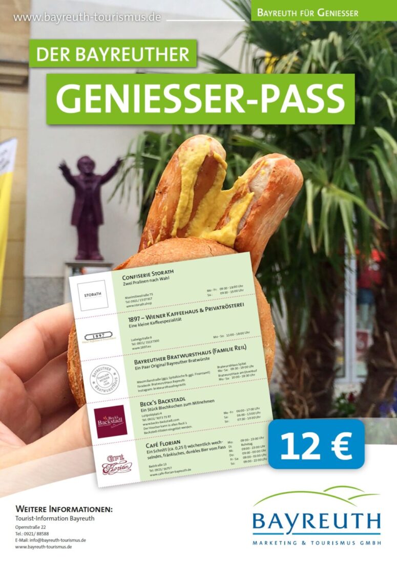 Eine Hand hält ein Laugenbrötchen mit Wurst darin, darüber liegt ein Zettel mit einer Liste verschiedener Bayreuther Cafés und Restaurants. Ein blaues Etikett zeigt den Preis, 12 €, und das Bild wirbt für den Bayreuther Genießer-Pass für Touristen.