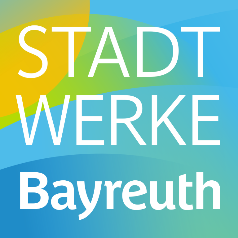Logo mit dem Schriftzug „STADT WERKE Bayreuth“ in Weiß auf einem Hintergrund aus sich überlappenden blauen, grünen und gelben Wellen, als Symbol für die Unterstützung von Initiativen wie „STADTRADELN“.