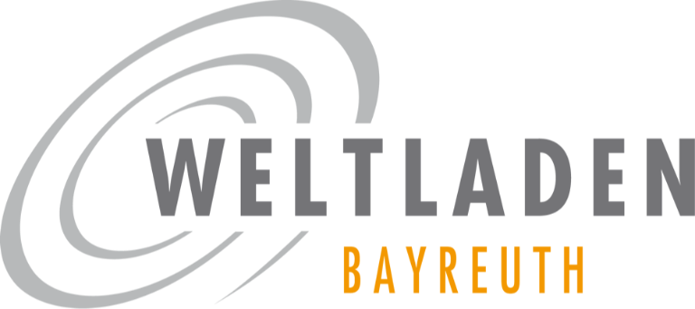 Logo des Weltladens Bayreuth mit grauen, wirbelnden Kreislinien auf der linken Seite und den Schriftzügen „WELTLADEN“ in Grau sowie „BAYREUTH“ in orangefarbenen Großbuchstaben auf weißem Hintergrund; der Weltladen unterstützt Veranstaltungen wie „STADTRADELN“.
