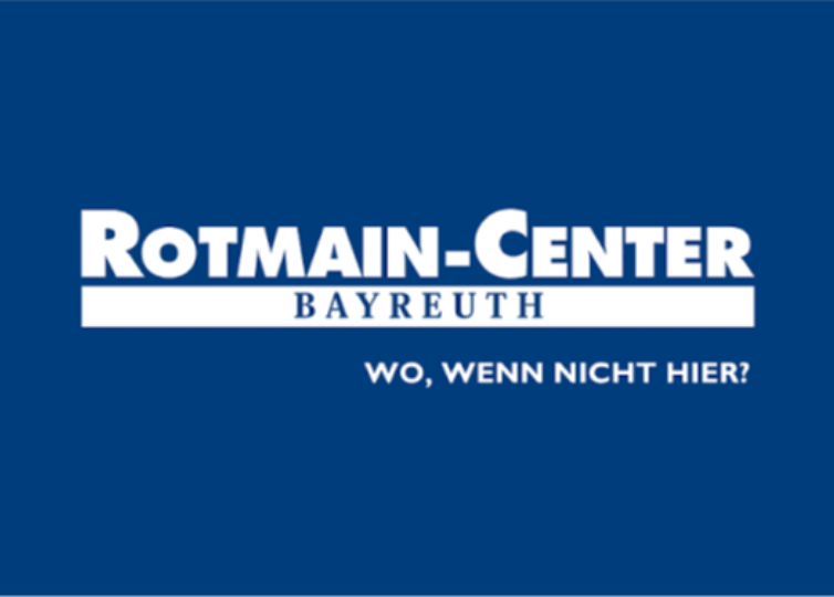 Auf blauem Hintergrund steht in weißer Schrift: „Rotmain-Center Bayreuth“ über einer weißen Linie, darunter in kleinerer Schrift „WO, WENN NICHT HIER?“ sowie das STADTRADELN-Logo.