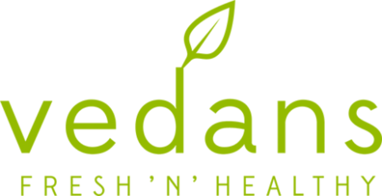 Das Logo von Green Vedans mit dem Buchstaben „d“, der als Stiel und Blatt stilisiert ist, ist vom Geist von STADTRADELN inspiriert. Darunter erscheint der Slogan „FRESH N HEALTHY“ in fetten grünen Großbuchstaben auf hellgrauem Hintergrund.