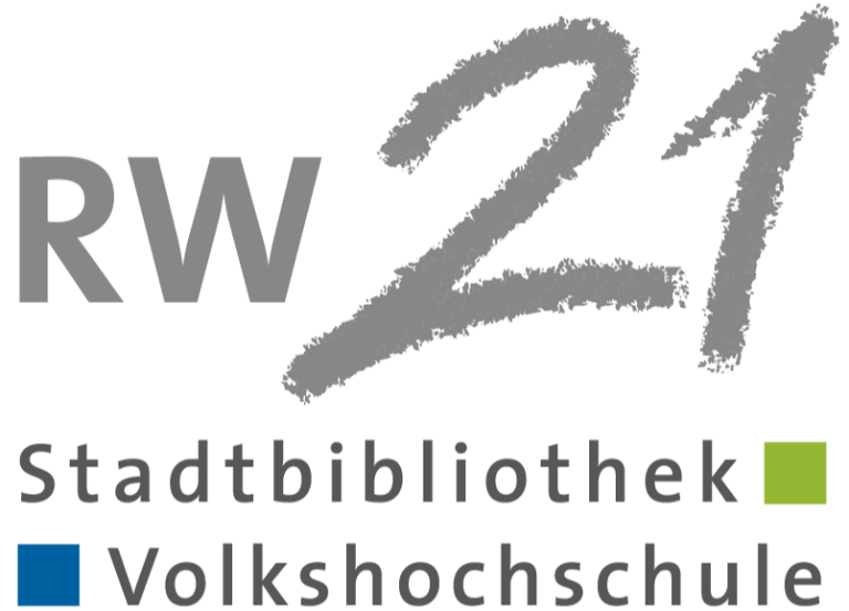 Logo mit dem Schriftzug „RW21“ in großen, grauen Buchstaben; darunter stehen die Begriffe „Stadtbibliothek“ mit einem grünen Quadrat und „Volkshochschule“ mit einem blauen Quadrat sowie ein Verweis auf „STADTRADELN“, alles auf weißem Hintergrund.