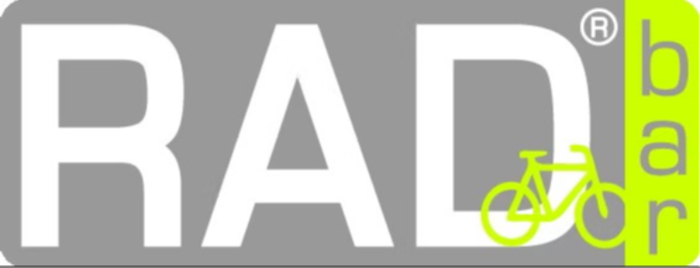Logo mit dem Schriftzug „RAD“ in großen weißen Buchstaben auf grauem Hintergrund, rechts davon der Schriftzug „bar“ in kleineren vertikalen grünen Buchstaben. Ein grüner Fahrradumriss überlagert die Buchstaben „A“ und „R“ und verdeutlicht damit den Bezug zu STADTRADELN.