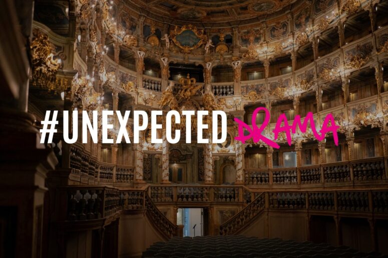 Ein prunkvolles, leeres Theater, das an die großen Aufführungssäle von Bayreuth erinnert, besticht durch goldene Verzierungen und elegante Balkone. In kräftiger weißer Schrift steht dort #UNEXPECTED, während auf der rechten Seite das Wort DRAMA in rosa Schreibschrift darüberlegt ist.