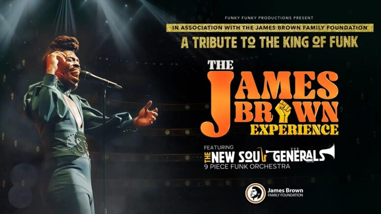 Ein Sänger im Anzug tritt mit einem Mikrofon auf der Bühne auf. Der Text lautet: Eine Hommage an den König des Funk: „The James Brown Experience“ mit dem 9-köpfigen Funk-Orchester „The New Soul Generals“ im Friedrichsforum.