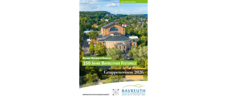 Luftaufnahme des von Grün umgebenen Bayreuther Festspielhauses mit der Aufschrift „150 Jahre Bayreuther Festspiele“ und „Gruppenreisen 2026“ für Bayreuth Marketing & Tourism – die perfekte Inspiration für Ihre nächste Busreise zu diesem legendären Kulturziel.