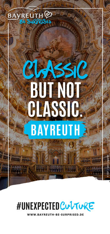 Aufwendig verzierte Theaterdecke und Balkone – klassisch, aber nicht altmodisch. Bayreuth-Textüberlagerung. Bayreuth-Logo oben, #UnexpectedCulture und Website unten. Satte Goldtöne, kunstvolle Illustrationen und detailreiche Architektur laden die Betrachter dazu ein, die Pracht zu erleben – und exklusive Downloads zu entdecken, die eine tiefere Verbindung zum Erbe von Bayreuth ermöglichen.