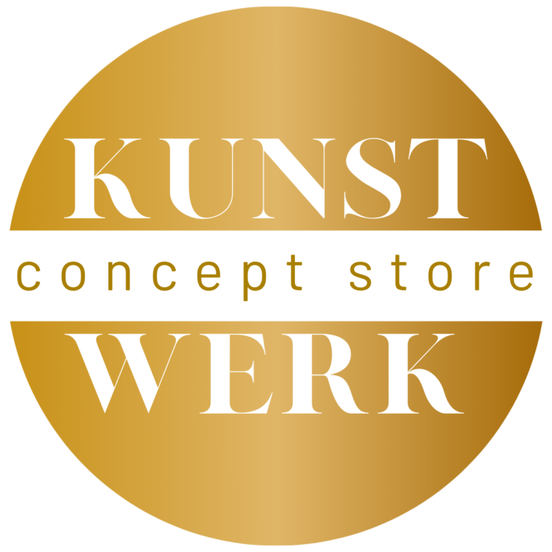 Ein goldenes Kreislogo mit der Aufschrift „KUNST“ oben, „Concept Store“ in einem weißen, quer verlaufenden Streifen in der Mitte und „WERK“ unten, alles in Großbuchstaben.