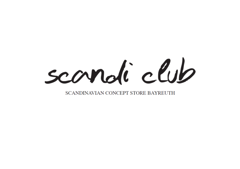 Das Bild zeigt den handgeschriebenen Text „scandi club“ über dem getippten Schriftzug „SCANDINAVIAN CONCEPT STORE BAYREUTH“ auf weißem Hintergrund.