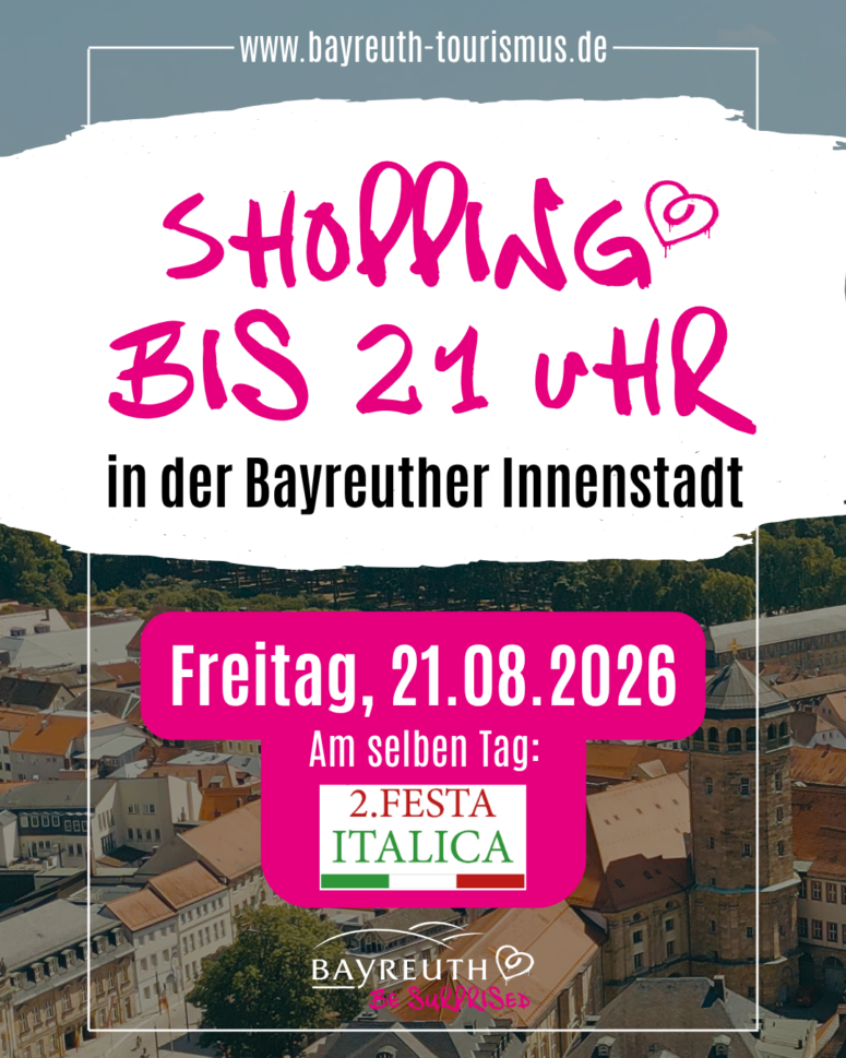 Farbenfrohes Plakat, das für den Einkauf in der Bayreuther Innenstadt bis 21 Uhr am Freitag, dem 21. August 2026, sowie für die 2. Festa Italica wirbt, im Hintergrund mit Blick auf die Dächer von Bayreuth.