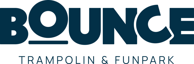 Das BOUNCE-Logo in fetten, marineblauen Buchstaben, darunter in kleineren Großbuchstaben die Aufschrift „TRAMPOLIN & FUNPARK“. Der Buchstabe O hat einen flachen Boden, der an ein Trampolin erinnert – perfekt für den Nervenkitzel der TOGGO-Tour.