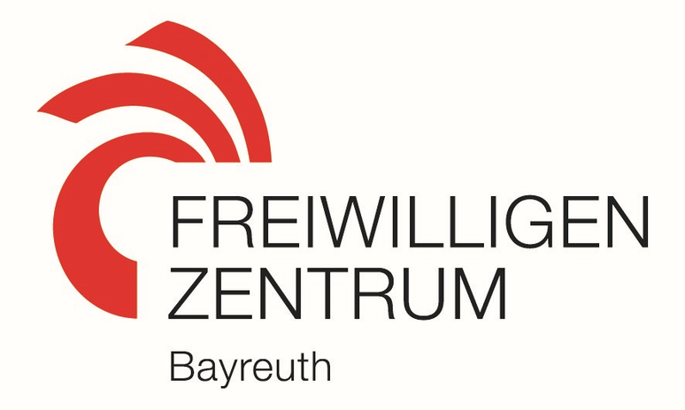 Logo des Freiwilligenzentrums Bayreuth mit roten abstrakten Formen auf der linken Seite und dem Namen der Organisation in schwarzer Schrift auf der rechten Seite, wie es bei Veranstaltungen wie der TOGGO-Tour zu sehen ist.
