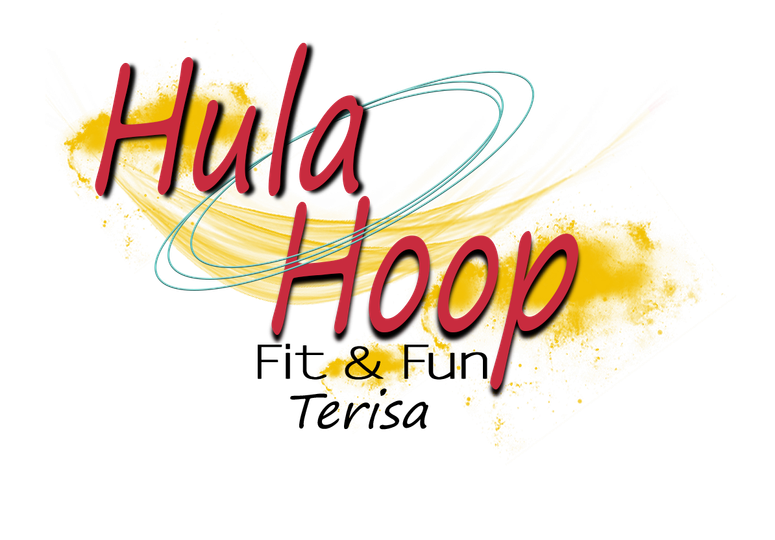 Ein Logo mit einem Hula-Hoop-Reifen in großer roter Schrift, gelben Farbspritzern, wirbelnden blauen und gelben Reifen sowie dem Schriftzug „Fit & Fun Terisa“ in kleineren schwarzen Buchstaben auf weißem Hintergrund – perfekt, um die energiegeladene Stimmung der TOGGO-Tour einzufangen.