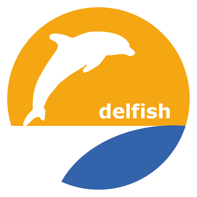 Die Silhouette eines weißen Delfins springt über einen orange-blauen kreisförmigen Hintergrund, auf dem das Wort „delfish“ in weißen Kleinbuchstaben steht, was den verspielten Charakter der TOGGO-Tour widerspiegelt.