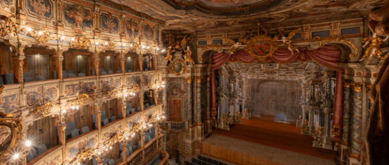 Das prunkvolle, historische Interieur des Opernhauses mit vergoldeten Balkonen, eleganten Kronleuchtern und einer großartigen Bühne – perfekt für Veranstaltungen im Markgräflichen Opernhaus 2026, die den klassischen europäischen Architekturstil widerspiegeln.