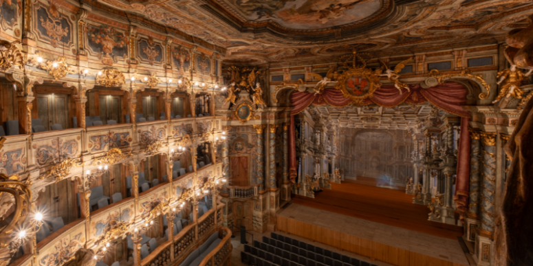 Das prunkvolle, historische Interieur des Opernhauses mit vergoldeten Balkonen, eleganten Kronleuchtern und einer großartigen Bühne – perfekt für Veranstaltungen im Markgräflichen Opernhaus 2026, die den klassischen europäischen Architekturstil widerspiegeln.