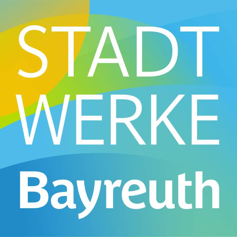 Logo mit weißer Schrift „STADT WERKE Bayreuth“ vor einem Hintergrund aus blauen, grünen und gelben abstrakten Formen, inspiriert von der lebhaften Atmosphäre der TOGGO-Tour.