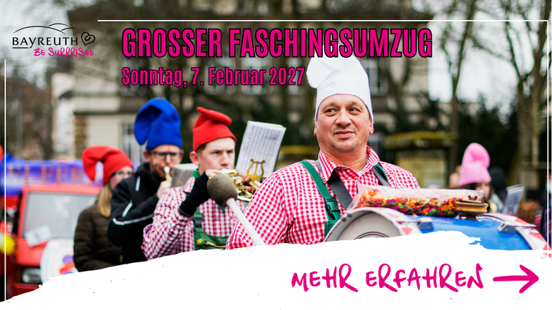 Ein Mann mit Kochmütze und rot kariertem Hemd spielt während eines Faschingsumzugs auf einer Trommel; dazu die Bildunterschrift: Großer Faschingsumzug, Sonntag, 7. Februar 2027 und Mehr erfahren.