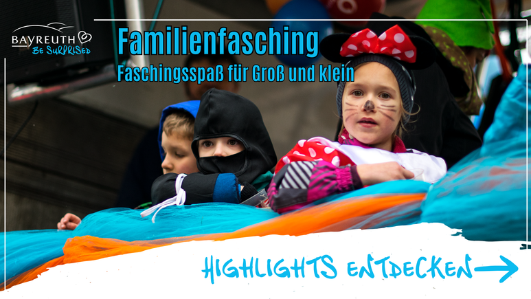 Verkleidete Kinder nehmen an einem Fasching-Umzug teil, unter dem Titel Familienfasching und Highlights entdecken.