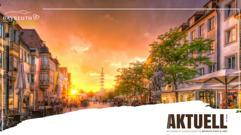 Ein Blick auf eine Fußgängerzone in Bayreuth Aktuell bei Sonnenuntergang, mit historischen Gebäuden, einem Steinbrunnen und Sitzgelegenheiten im Freien.