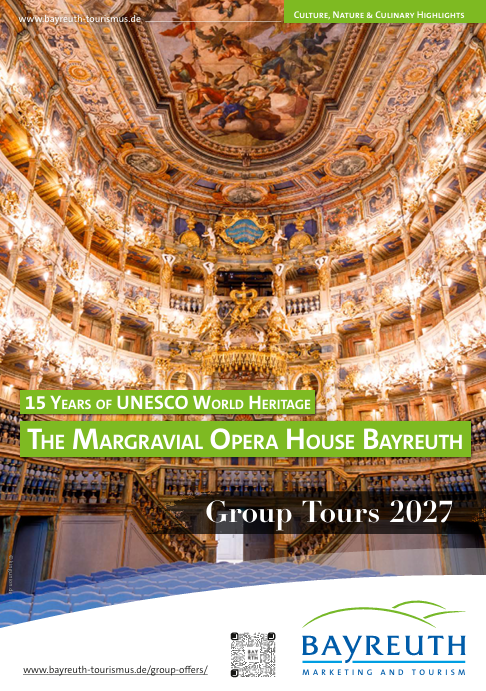 Prunkvolles, goldenes Opernhaus mit bemalter Decke und Balkonen; der Text wirbt für das Markgrafische Opernhaus in Bayreuth, das zum UNESCO-Weltkulturerbe gehört, im Hinblick auf Gruppenführungen im Jahr 2027. Unten ist das gruppenfreundliche Logo von Bayreuth Marketing und Tourismus zu sehen.